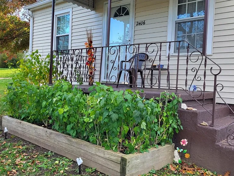 Edwin Ave — Photo 3