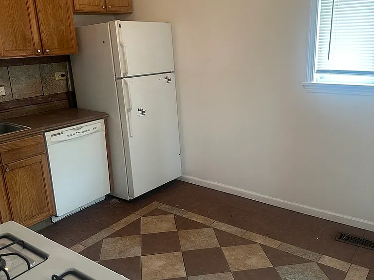 411 Huron St — Photo 3