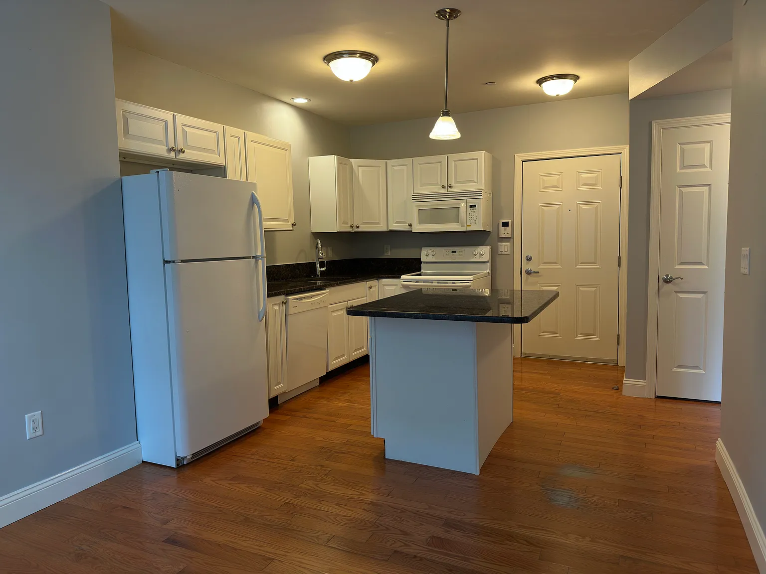 1 bed, 500 sqft, $1,995 — Photo 4