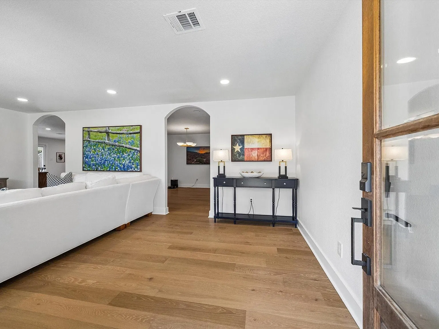 3 bed, 2.0 bath, 1857 sqft, $4,250 — Photo 2