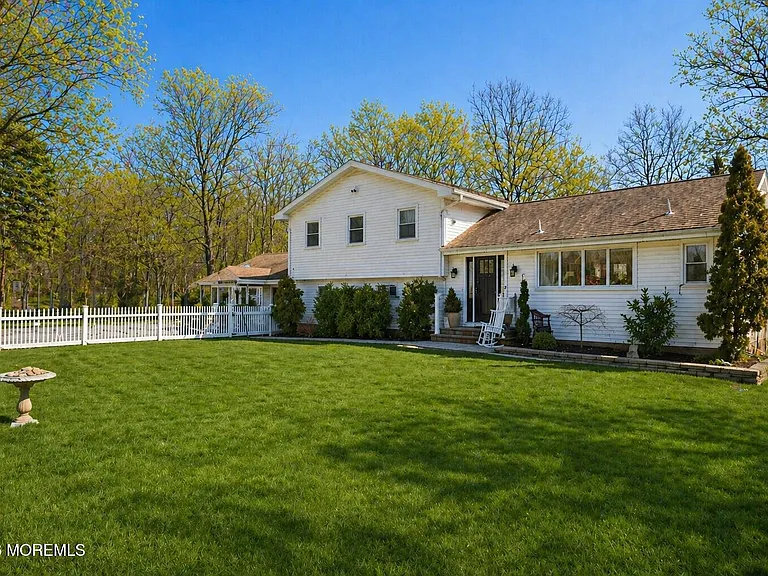 437 Adamston Rd — Photo 3