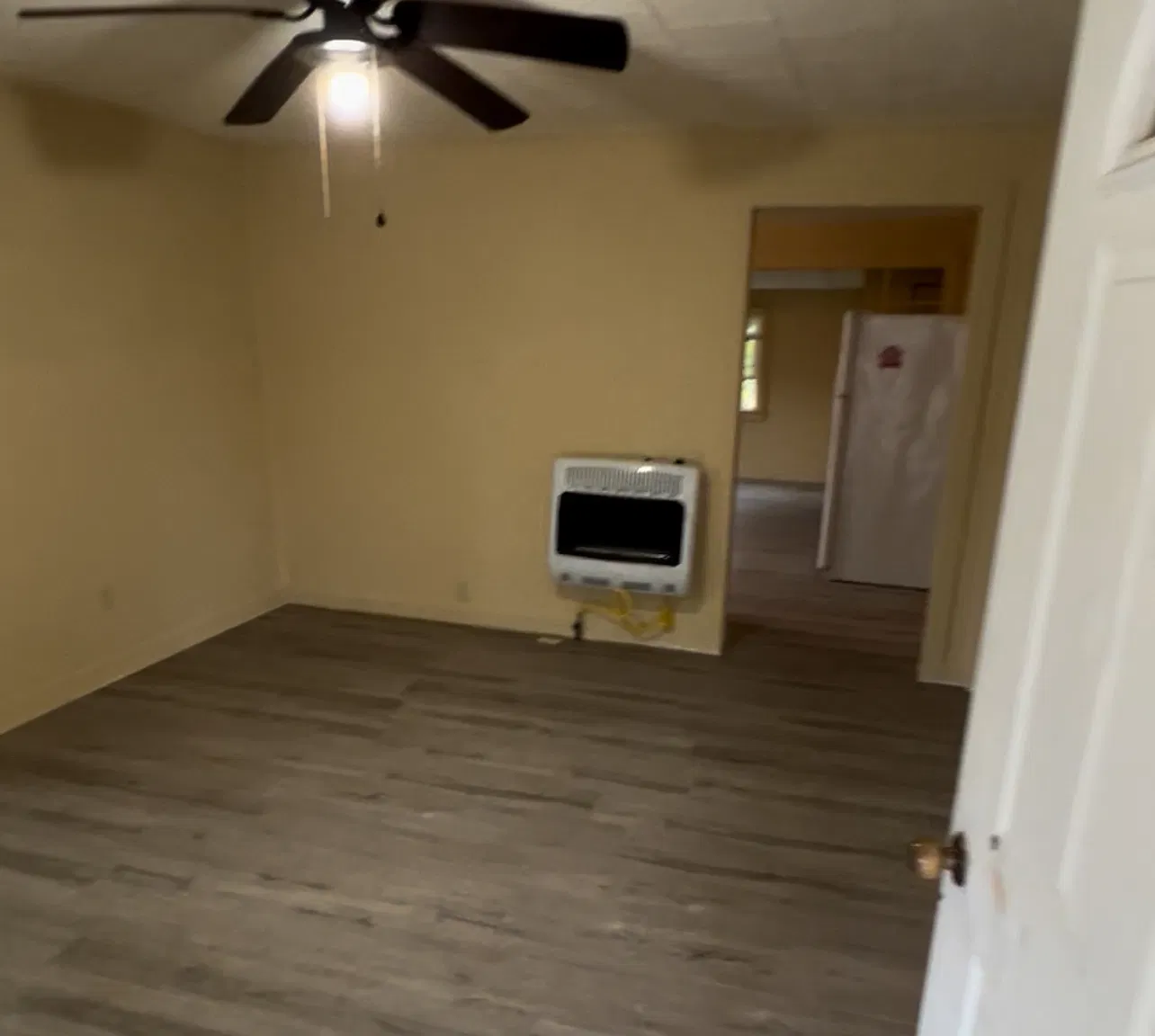 3 bed, 892 sqft, $900 — Photo 2