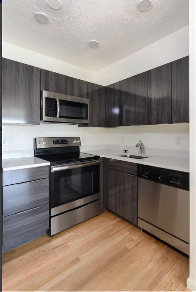 2 bed, 880 sqft, $3,600 — Photo 2