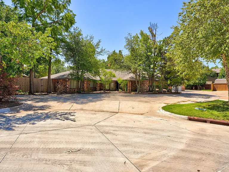 6325 Glenbrook Ct — Photo 2
