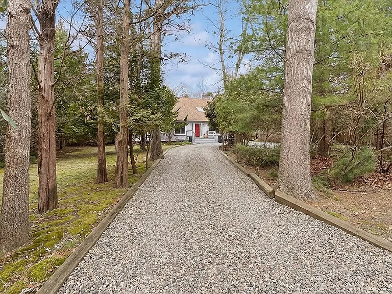 16 Argyle Ln — Photo 4