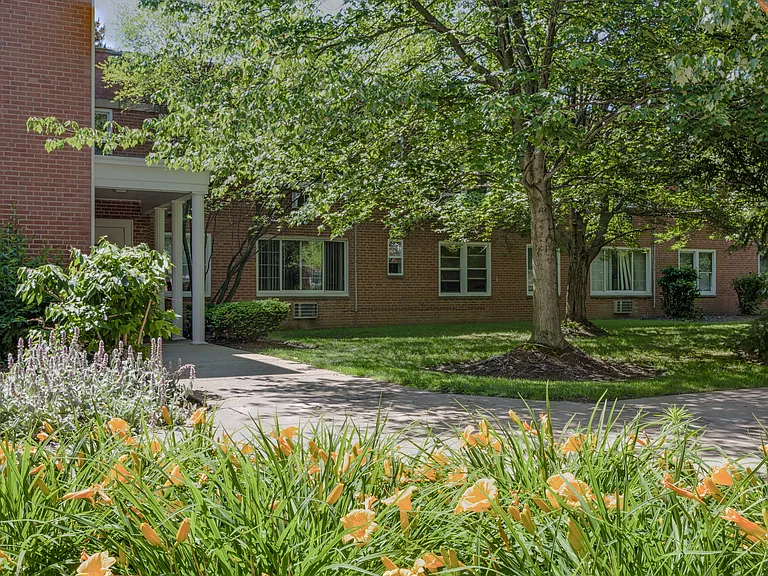 Huntington Green Apartments — Photo 3
