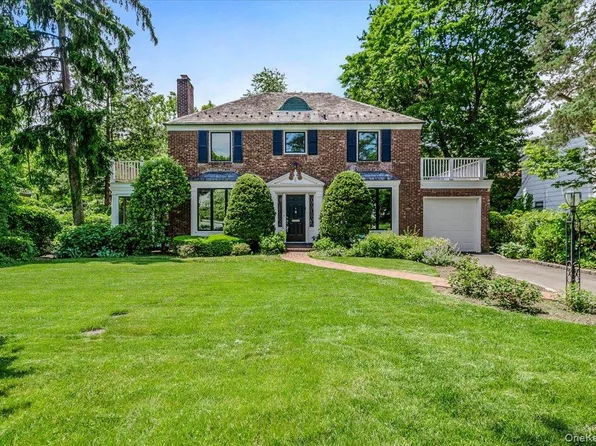 8 Parkside Drive, Great Neck, NY 11021