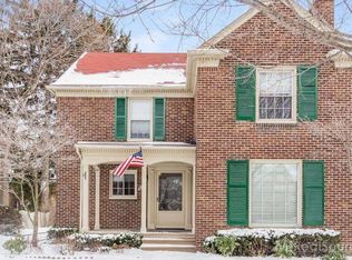 882 Lakepointe St, Grosse Pointe Park, MI 48230