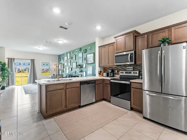 940 CAPITOL Parkway, Jacksonville, FL 32218