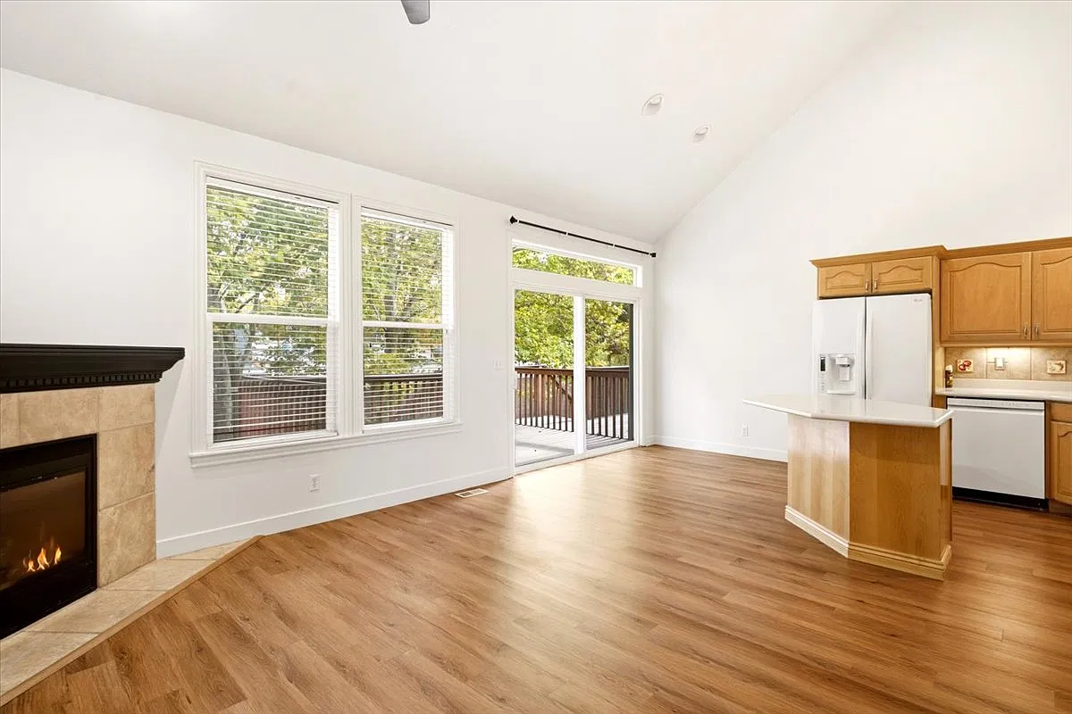 4 bed, 3.5 bath, 2200 sqft, $2,495 — Photo 4