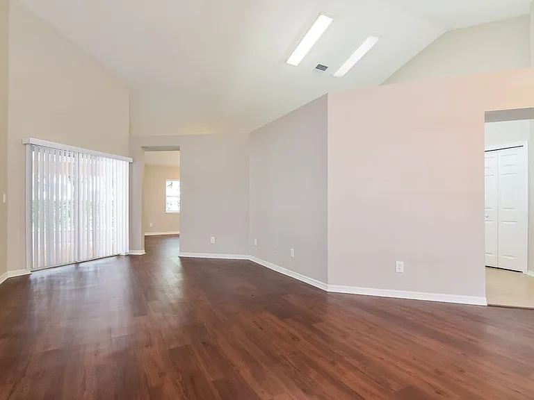 2212 Kenwick Dr — Photo 2