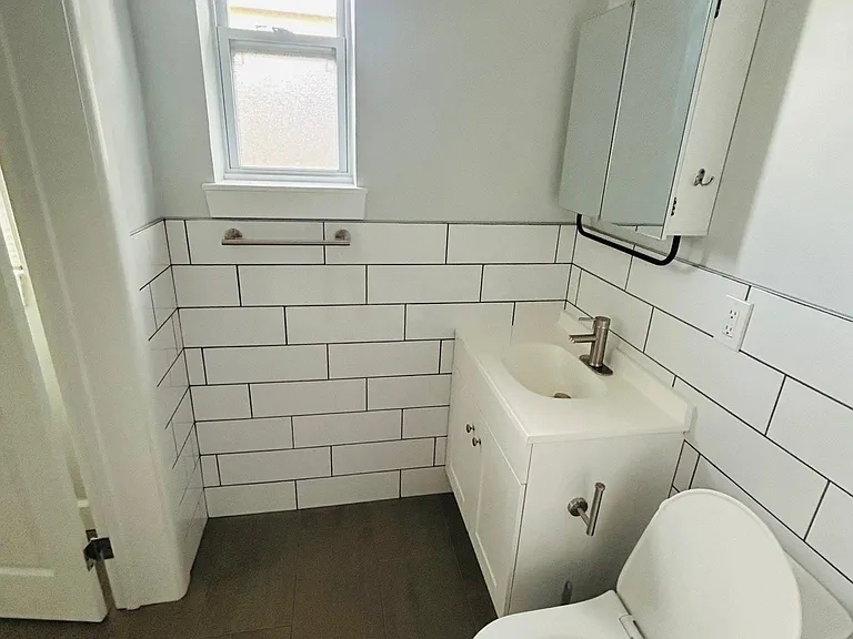 105 W 16th St — Photo 13