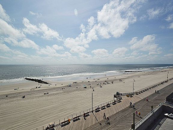 2nd image of 450 West Broadway
