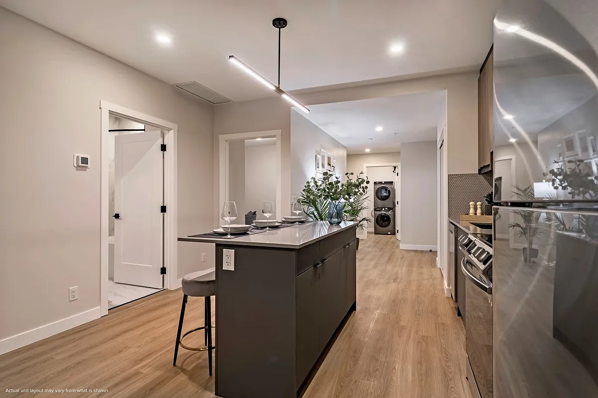 Photo 2 of 11 - 909 5th Ave SW #813 - Calgary, AB Building Photo - 909 5th Ave SW #813