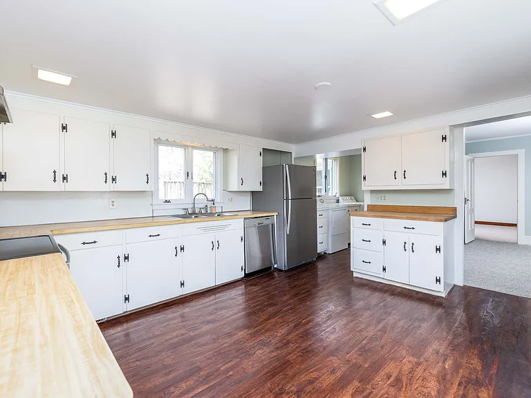 1253 Fairport Rd — Photo 8