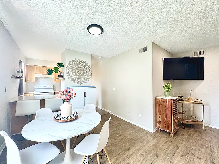 Smart-TV and dining area