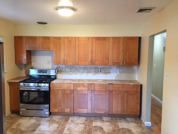 2nd image of 154 Bedford Ave