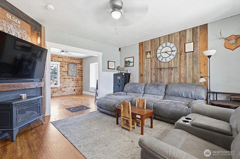 3rd image of 418 W Chestnut Street
