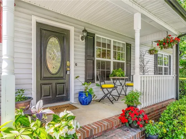 8303 Dorwood Dr, Browns Summit, NC 27214