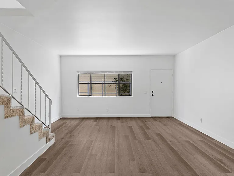 E Avenue - Coronado — Photo 11