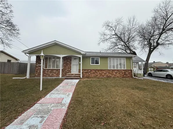 35 Rosemary St, Cranston, RI 02920