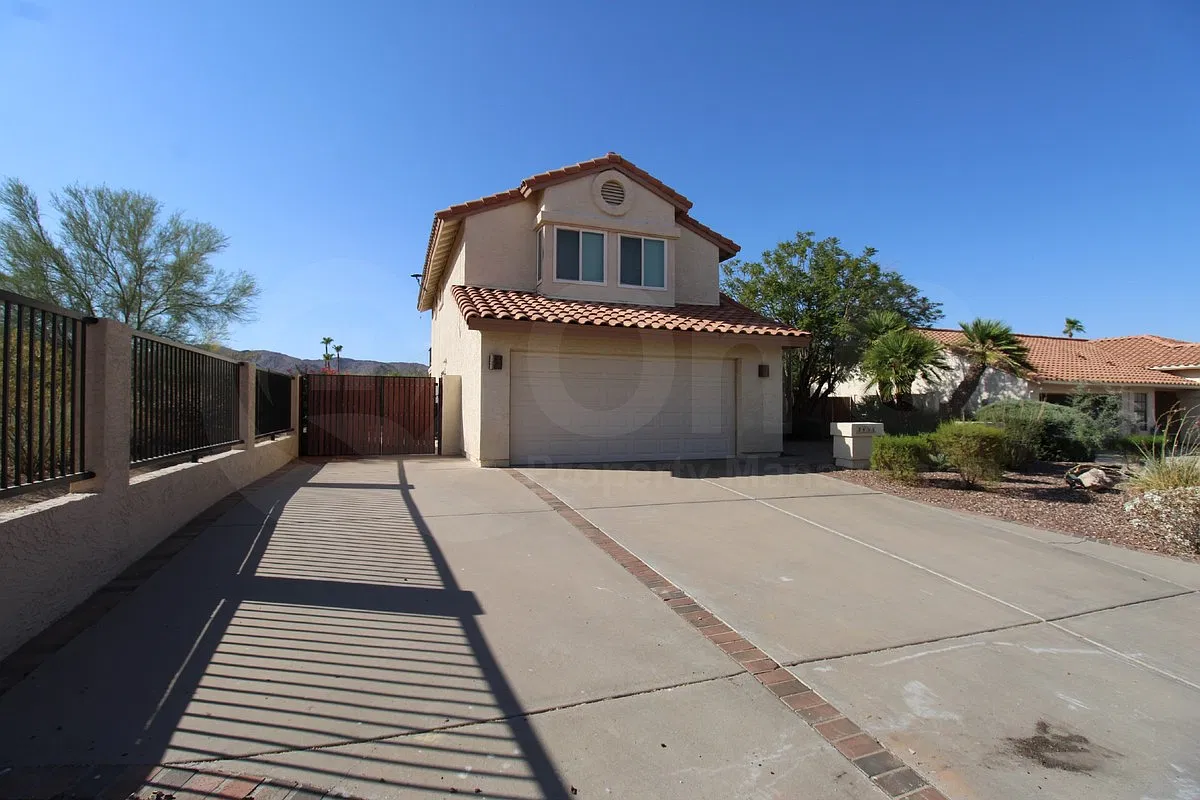 3 bed, 2.5 bath, 1755 sqft, $2,649 — Photo 2