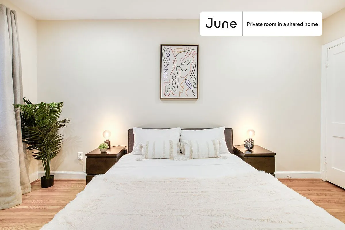 Queen bedroom in 3 bed/2 bath home in Capitol Hill #271 B — Photo 2