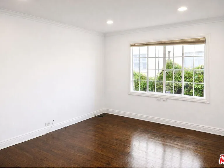 214 1/2 S Spalding Dr — Photo 9