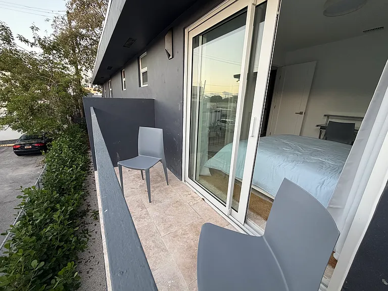 421 SW 9th St #4 — Photo 17