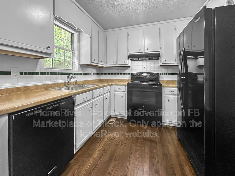 555 Browning Cir — Photo 9