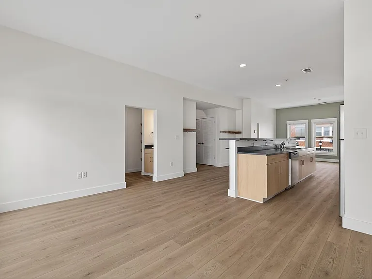 116 E 3rd St — Photo 32