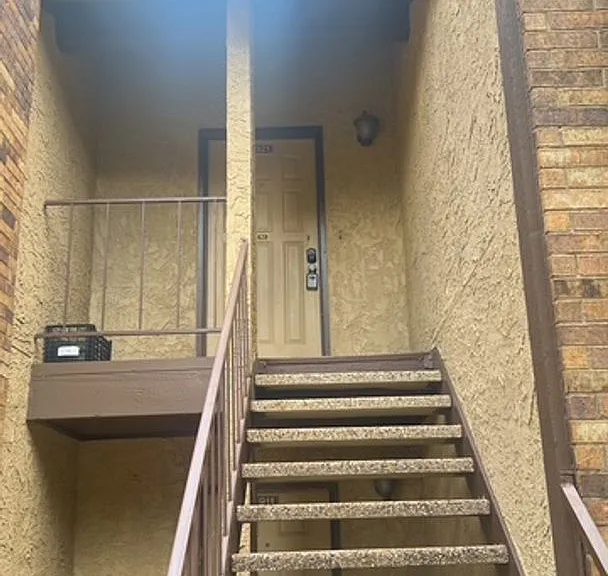 1901 Cloisters Dr #921 — Photo 1