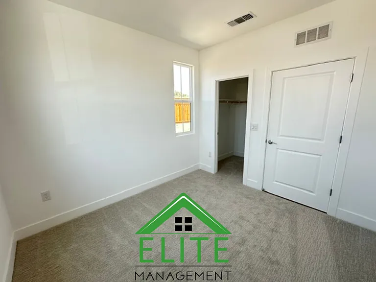 15828 Malibu Dr — Photo 3