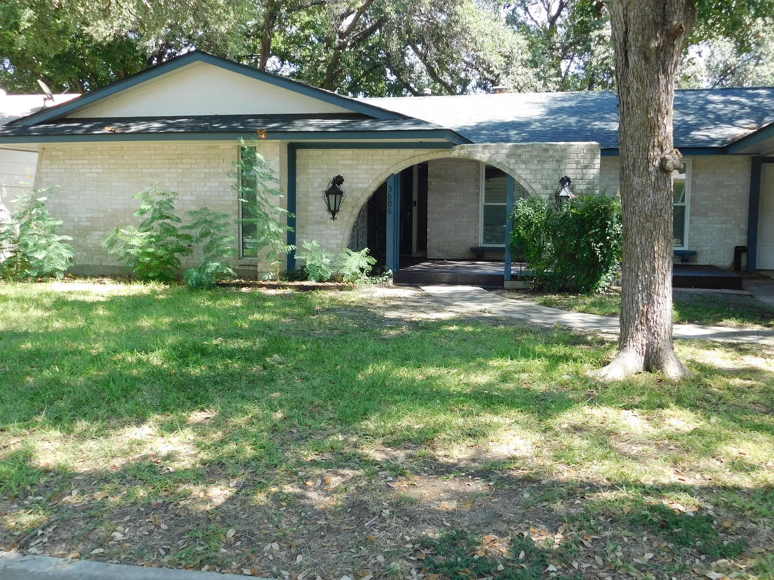 3 bed, 2.0 bath, 1472 sqft, $2,095 — Photo 2
