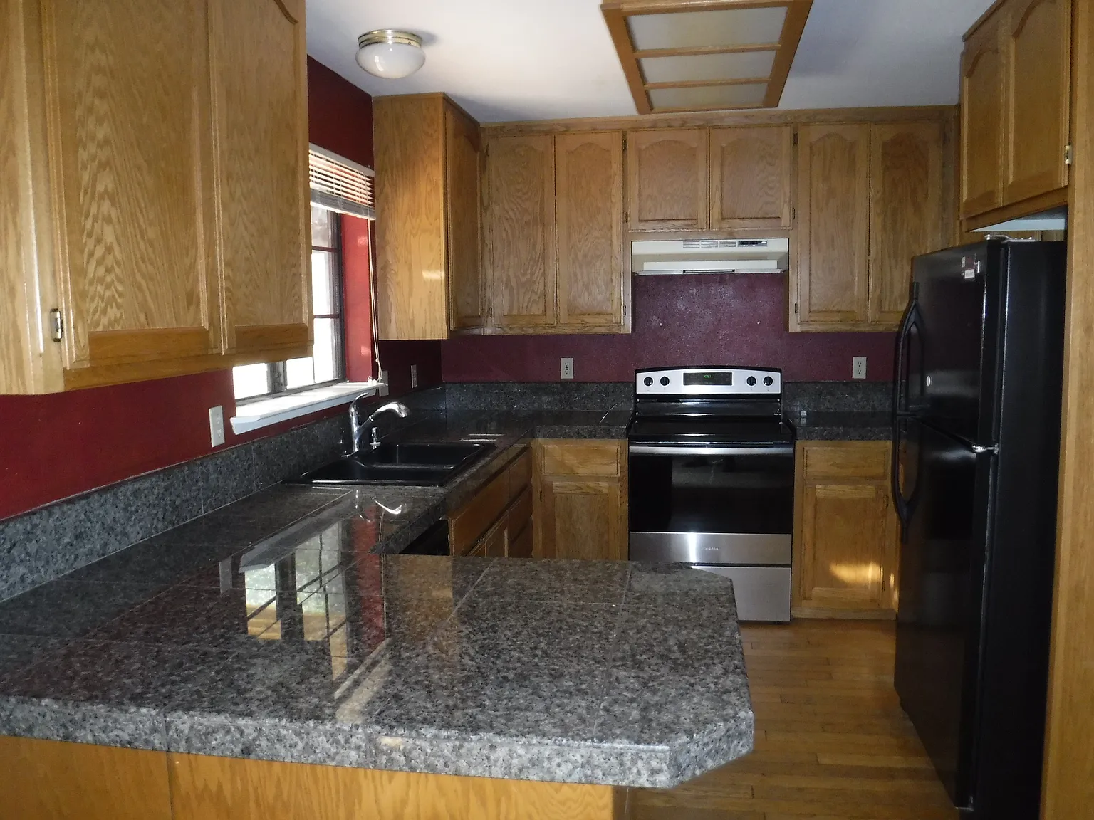 3 bed, 2366 sqft, $2,200 — Photo 4