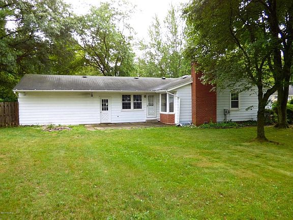2nd image of 1124 Sassafras Ln