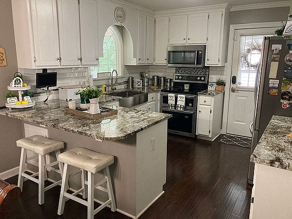 Farmhouse kitchen w/ granite