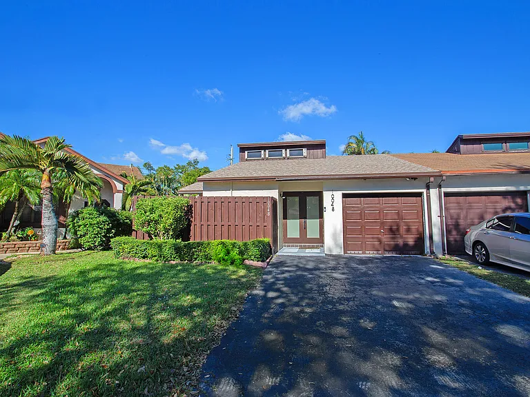 10048 SW 16th St — Photo 3