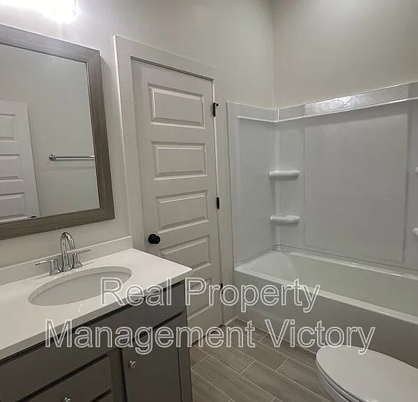1108 Windsor Sq — Photo 8