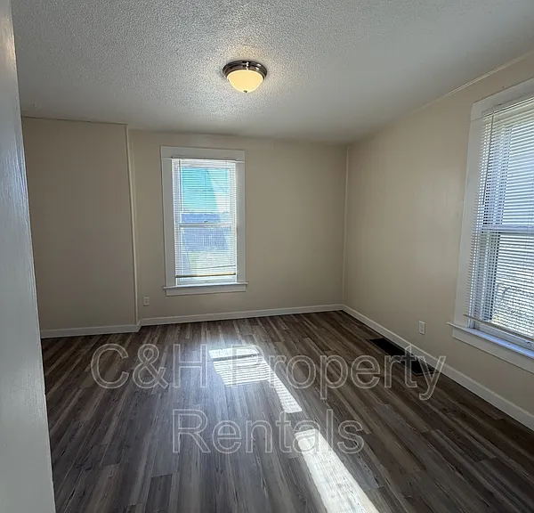 32 Custer Ave #1 — Photo 4
