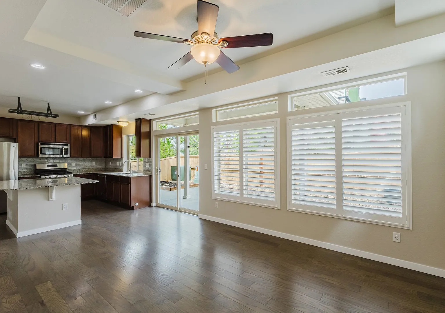 Immaculate 5bedroom like new in The Meadows! — Photo 3