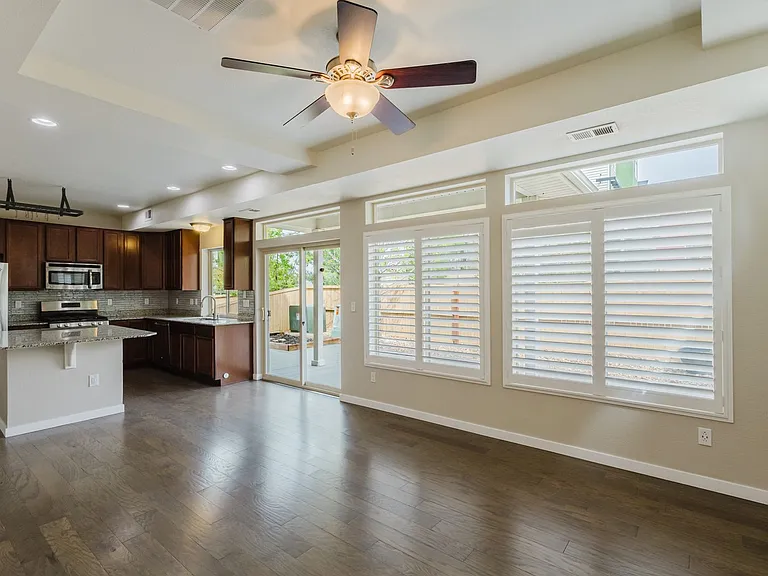 2656 Champagne Ave — Photo 3