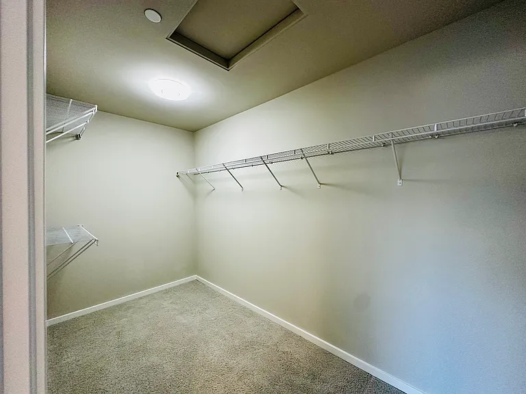 2nd floor - Master Bedroom 4 - Walk-in Closet