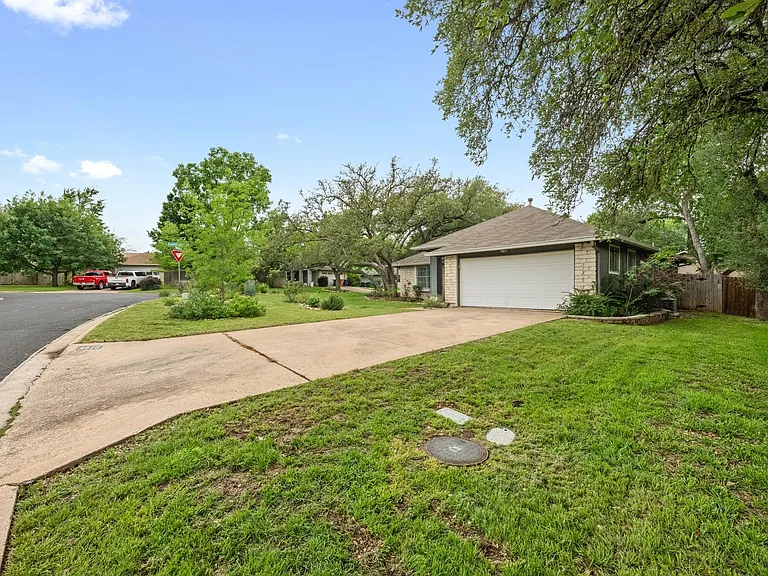 4820 Marblehead Dr — Photo 2