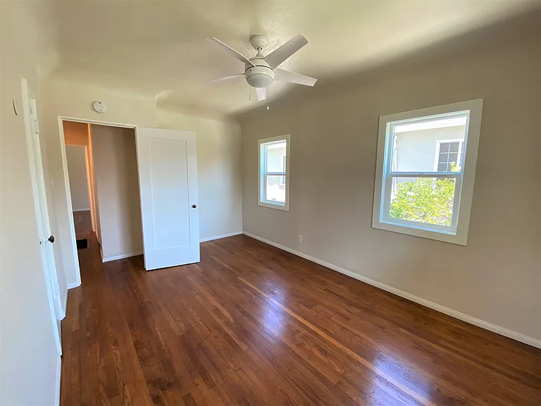 613 Roycroft Ave — Photo 12