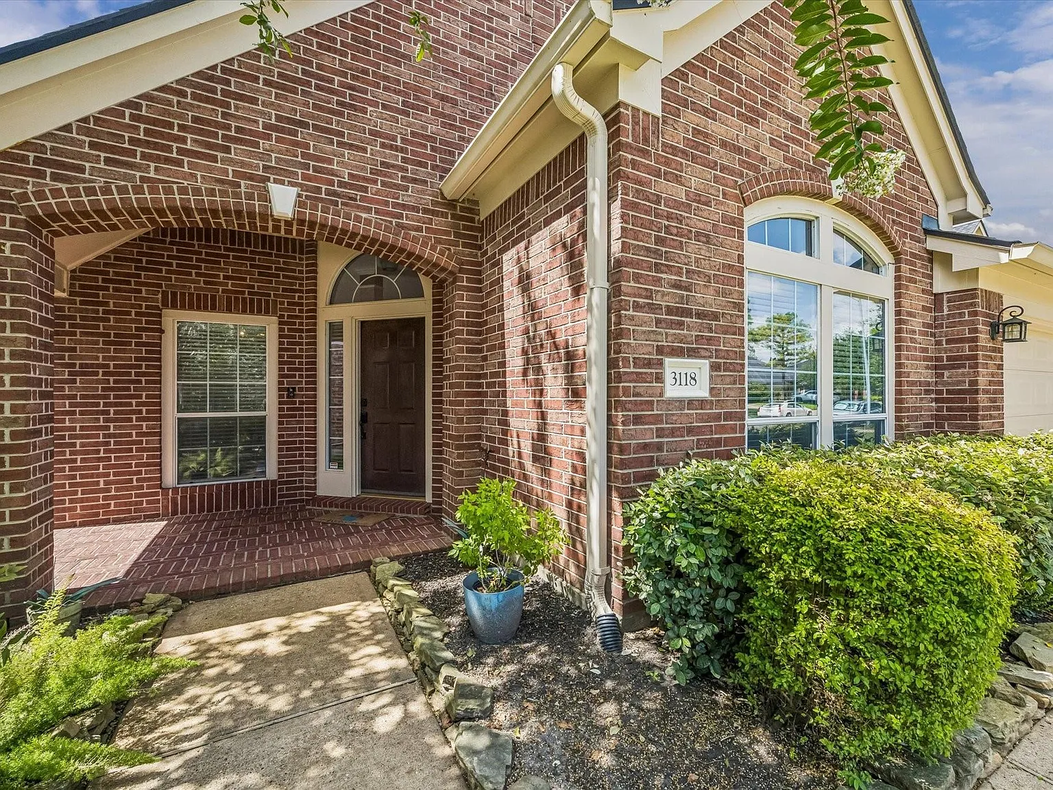 3 bed, 2.0 bath, 2094 sqft, $2,500 — Photo 2