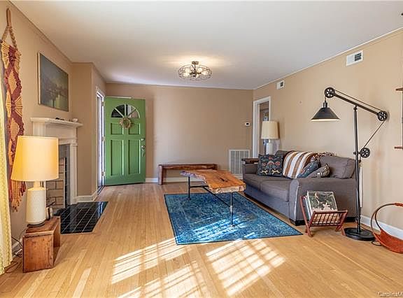 5th image of 422 N Green St