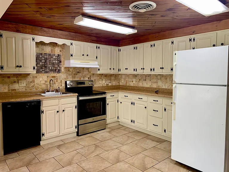 119 Nottingham Dr — Photo 2