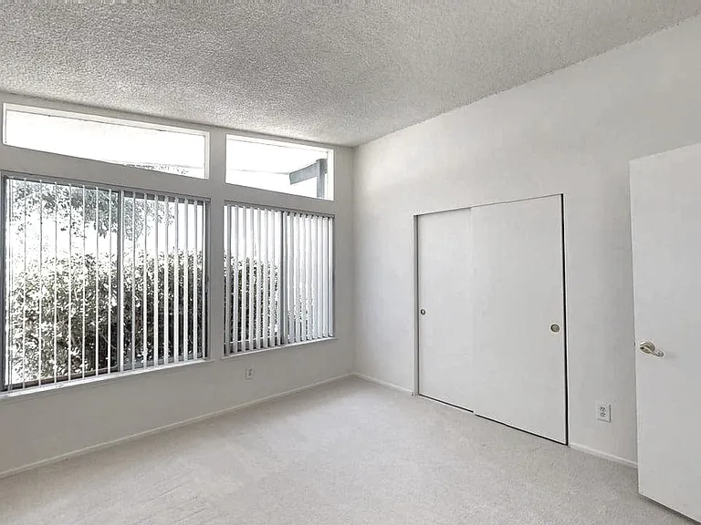22545 Hatteras St — Photo 16