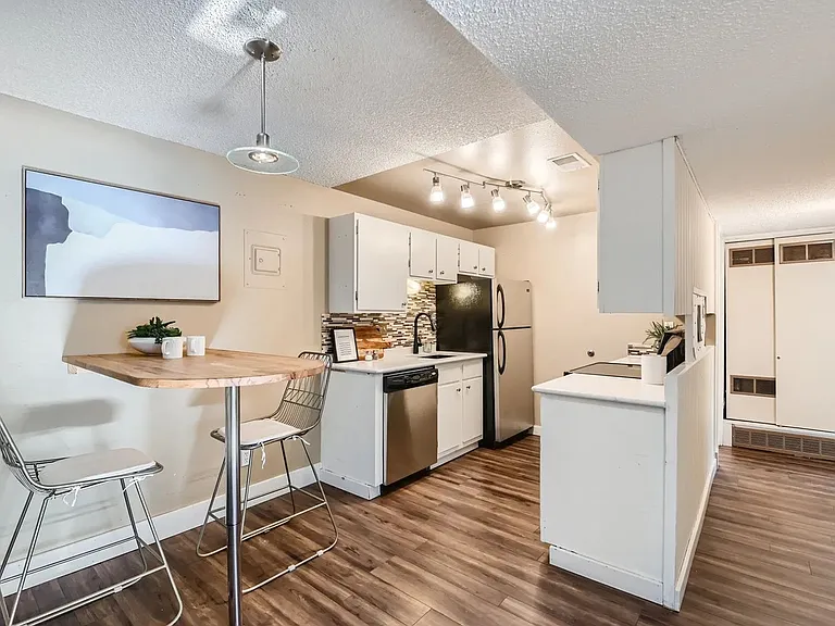 1608 Cottonwood Dr #4 — Photo 2